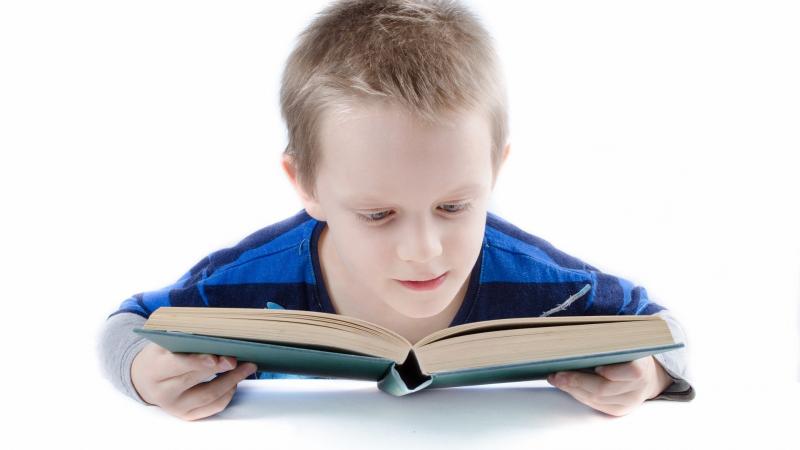 L'enfant lit son livre